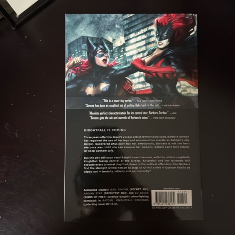Batgirl Vol. 2: Knightfall Descends (the New 52)