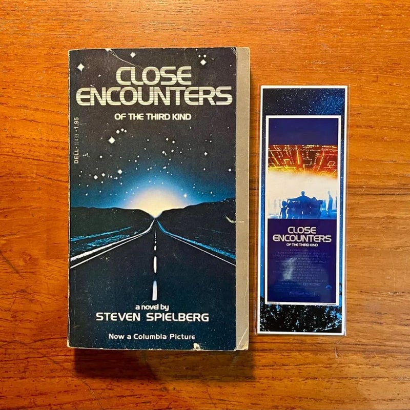 Close Encounters of the Third Kind by Steven Spielberg 1977 Paperback Book & Bookmark Set