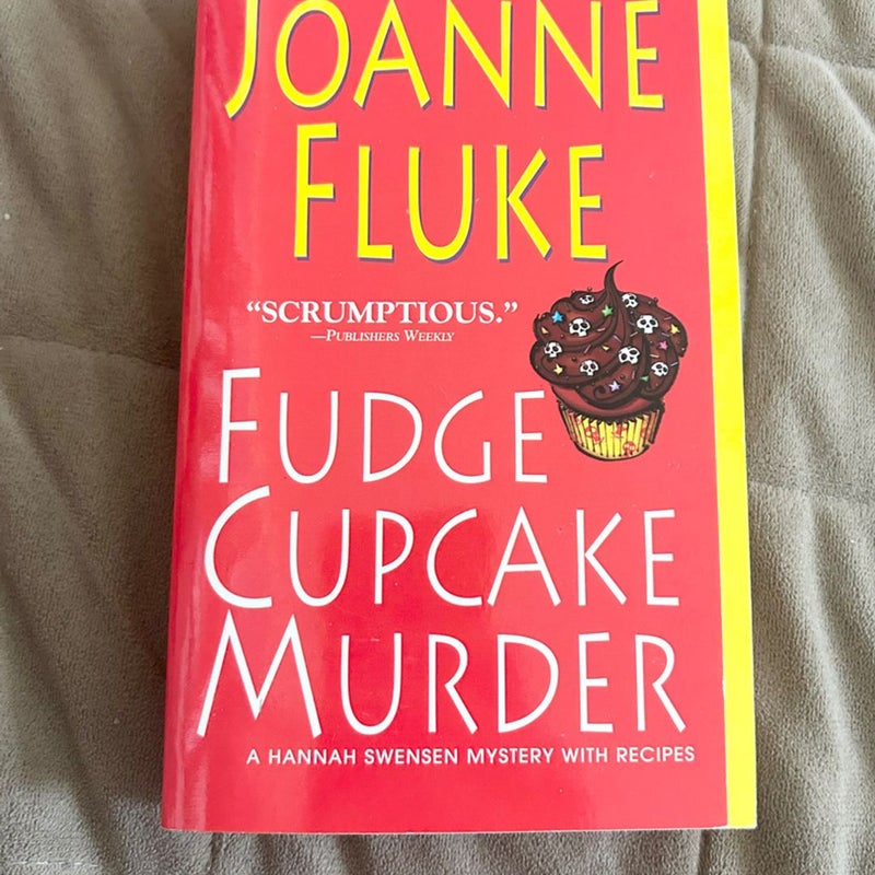 Fudge Cupcake Murder 3879