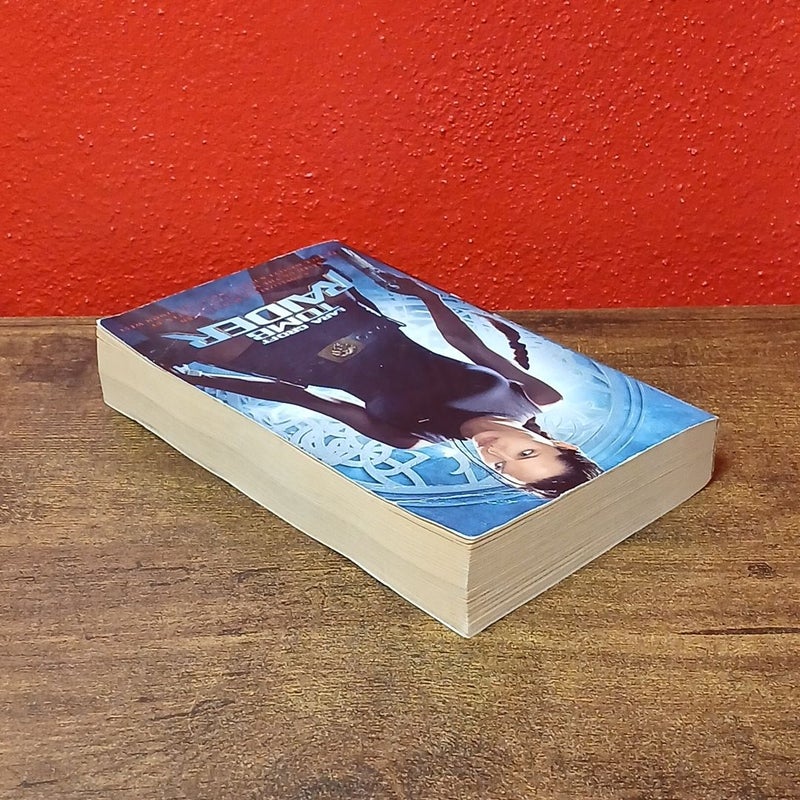 TOMB RAIDER MOVIE NOVEL PAPERBACK BOOK EDITION  - ANGELINA JOLIE COVER