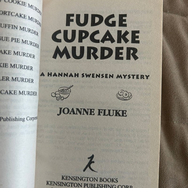 Fudge Cupcake Murder 3879