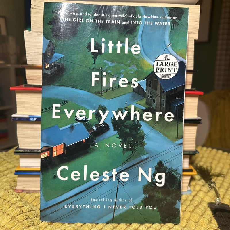 Little Fires Everywhere - Large Print