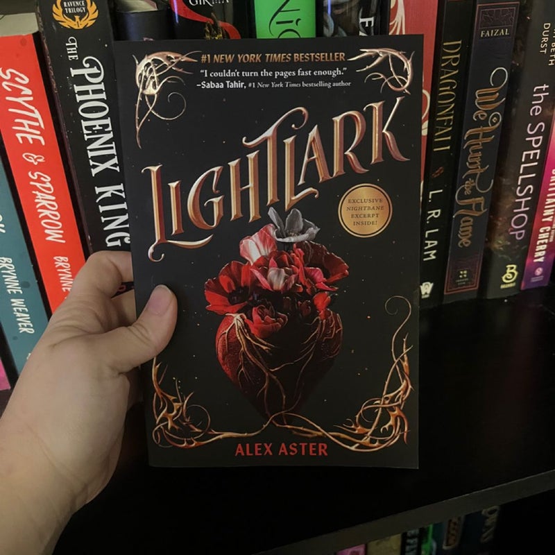 Lightlark (the Lightlark Saga Book 1)