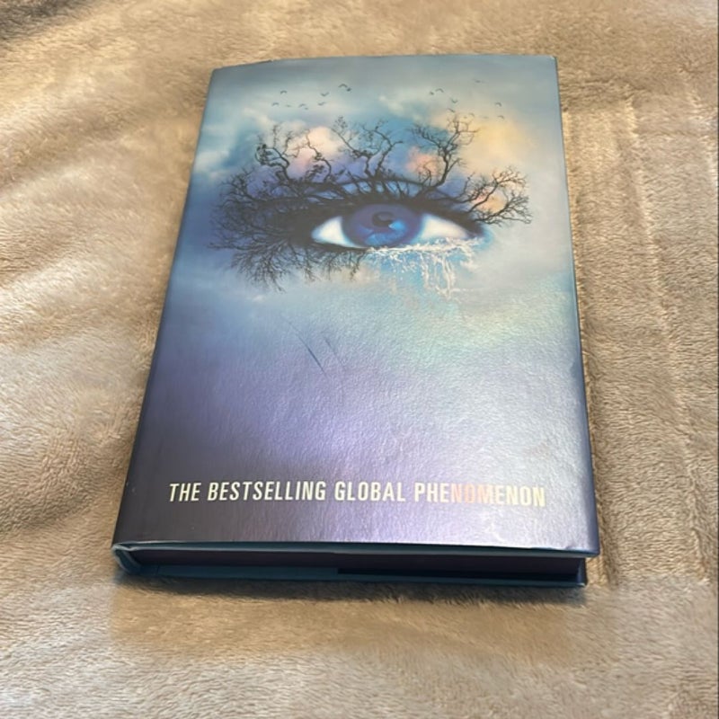 Shatter Me Collector's Deluxe Limited Edition