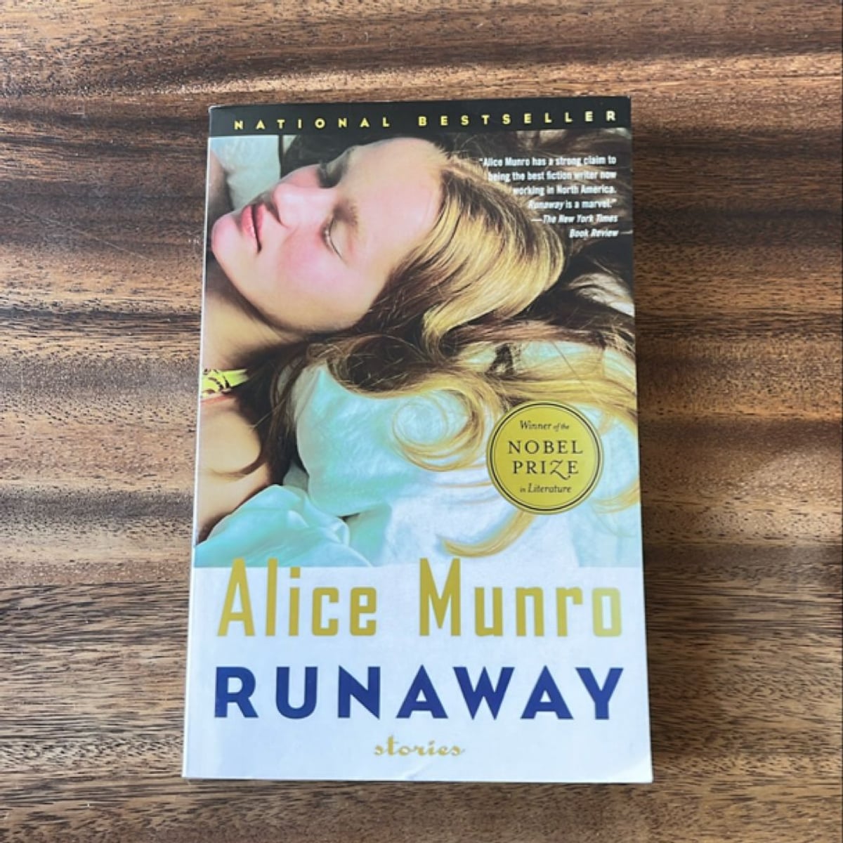 Runaway by Alice Munro, Paperback | Pangobooks