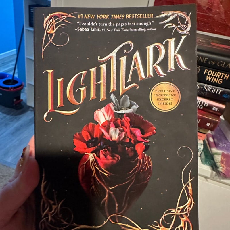 Lightlark (the Lightlark Saga Book 1)