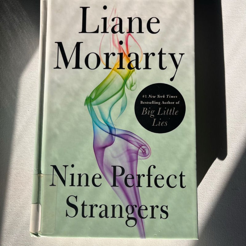 Nine Perfect Strangers (Large Print)