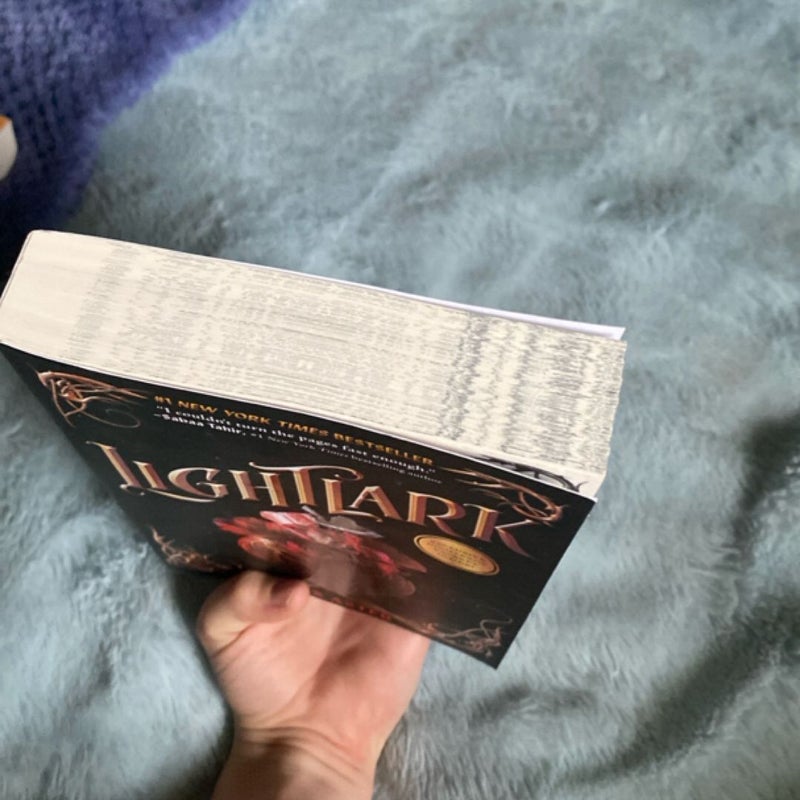 Lightlark (the Lightlark Saga Book 1)