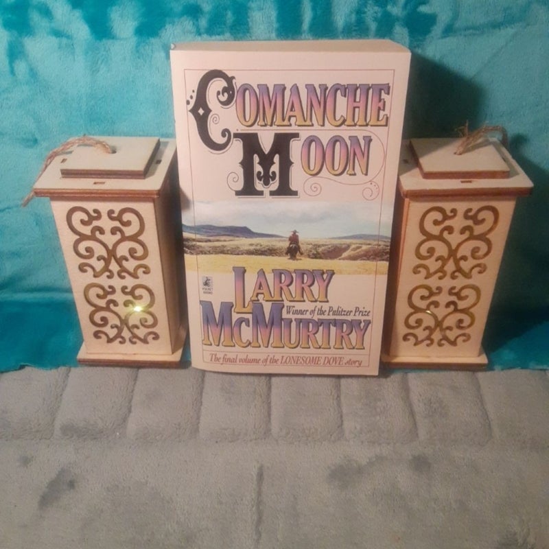 Comanche Moon By Larry McMurtry, 1st Print Mass Market Paperback! (Final volume of the Lonesome Dove Series!).
Some cover & spine wear, tiny page rip on final page. Otherwise great shape! =0