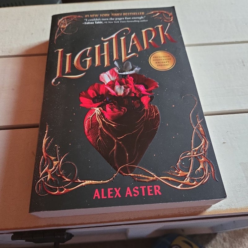 Lightlark (the Lightlark Saga Book 1)