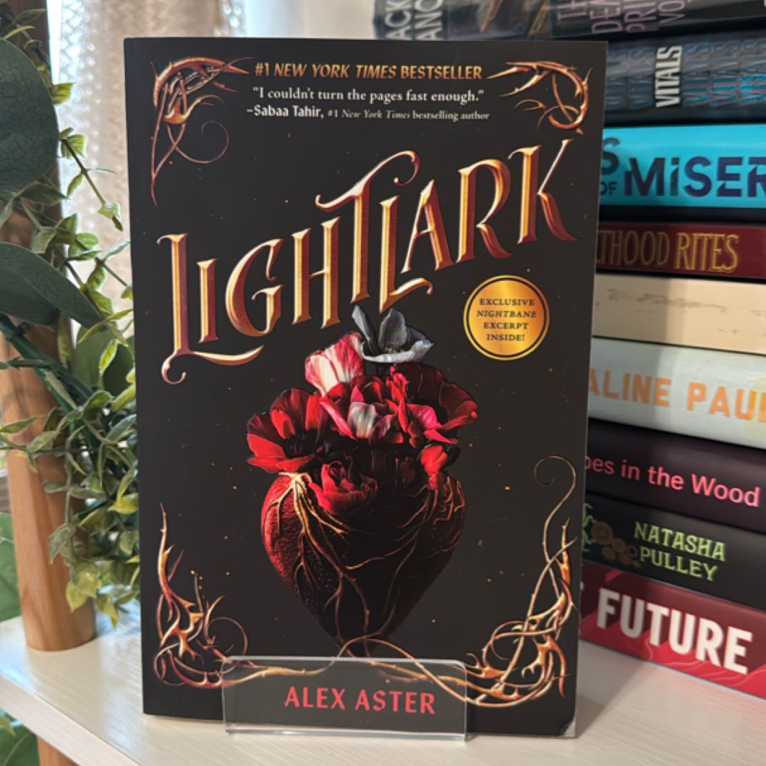 Lightlark (the Lightlark Saga Book 1)