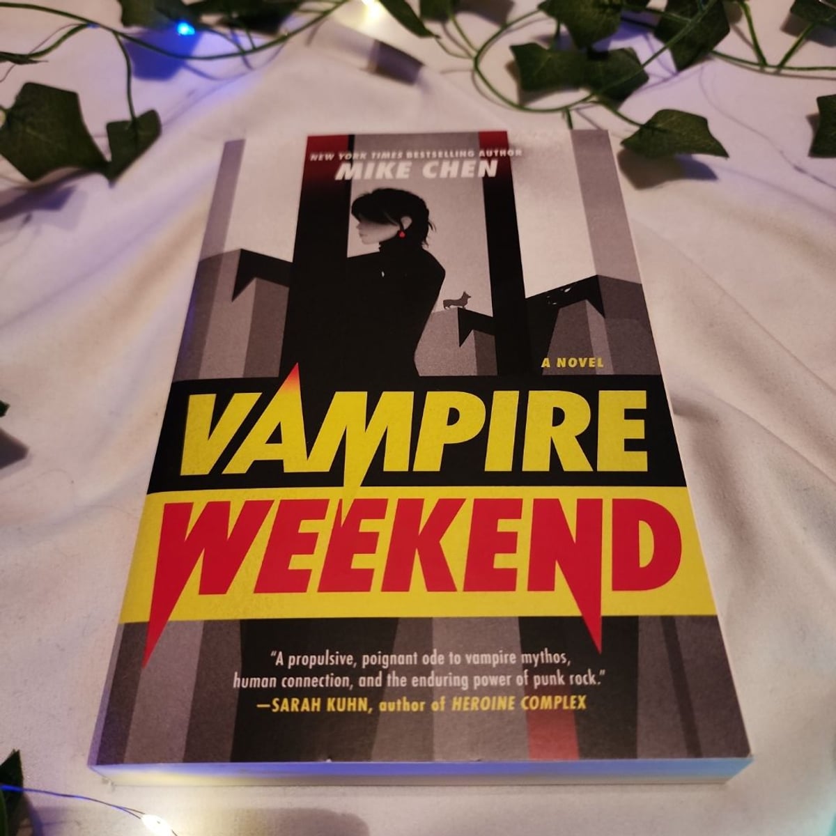 Vampire Weekend by Mike Chen, Paperback | Pangobooks