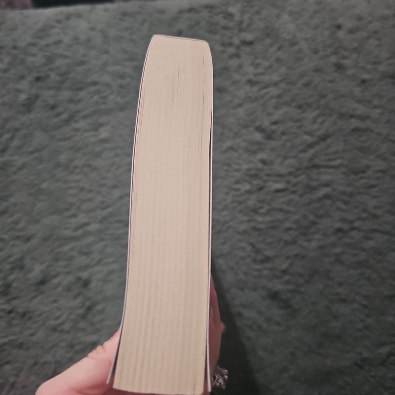 Red Queen by Victoria Aveyard, Paperback | Pangobooks