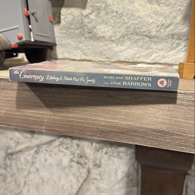 The Guernsey Literary and Potato Peel Pie Society (Movie Tie-In Edition)