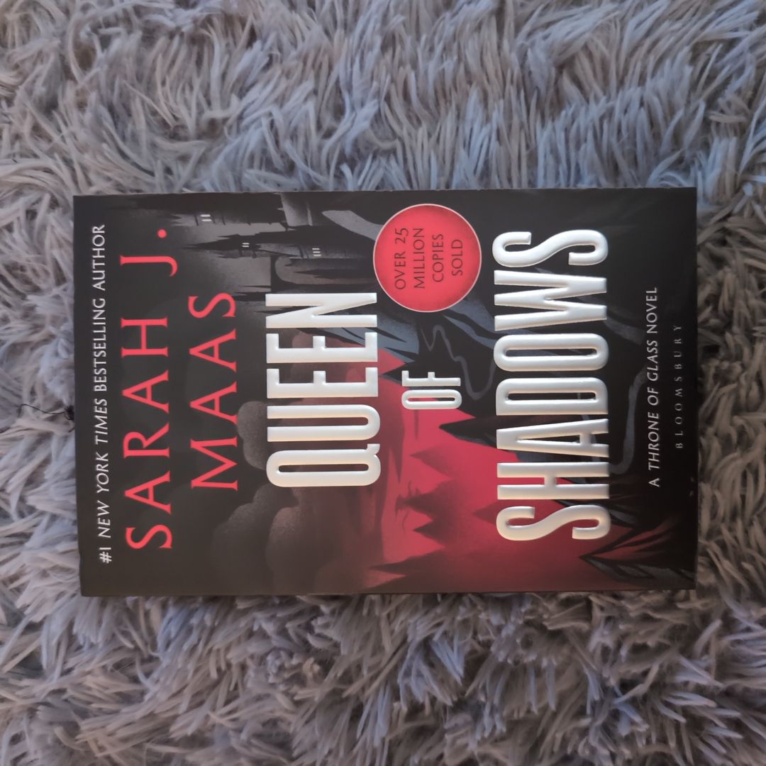 Queen Of Shadows (Throne Of Glass, Book 4) By Sarah J. Maas - Trade Paperback, Good Condition