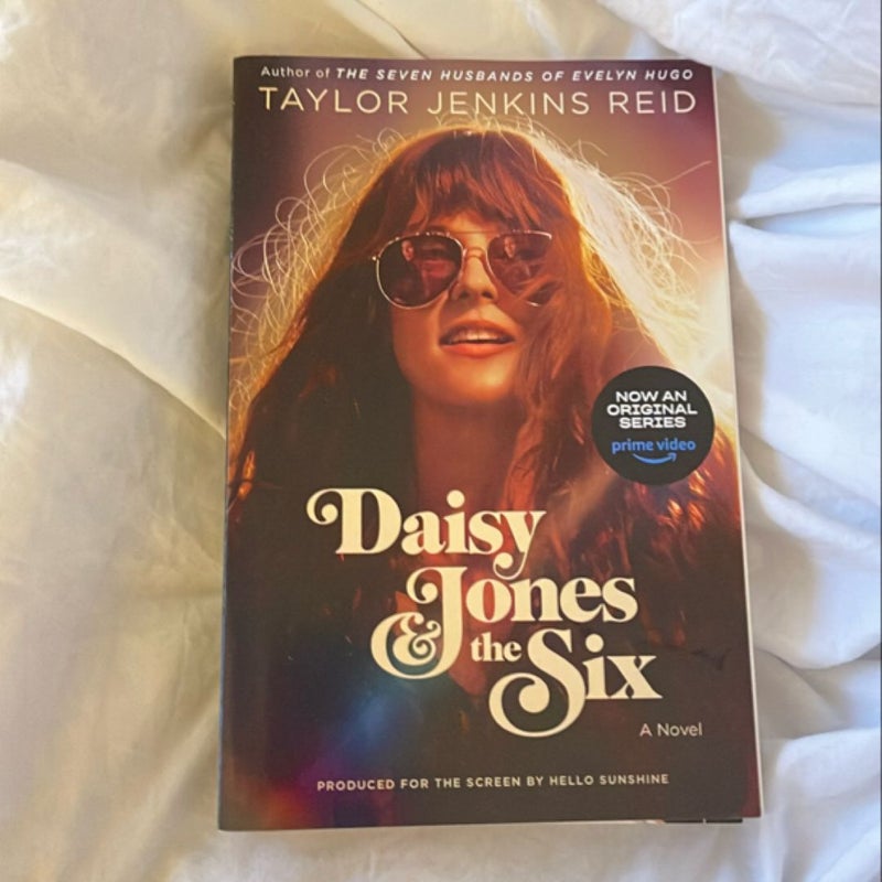 Daisy Jones and the Six (TV Tie-In Edition)