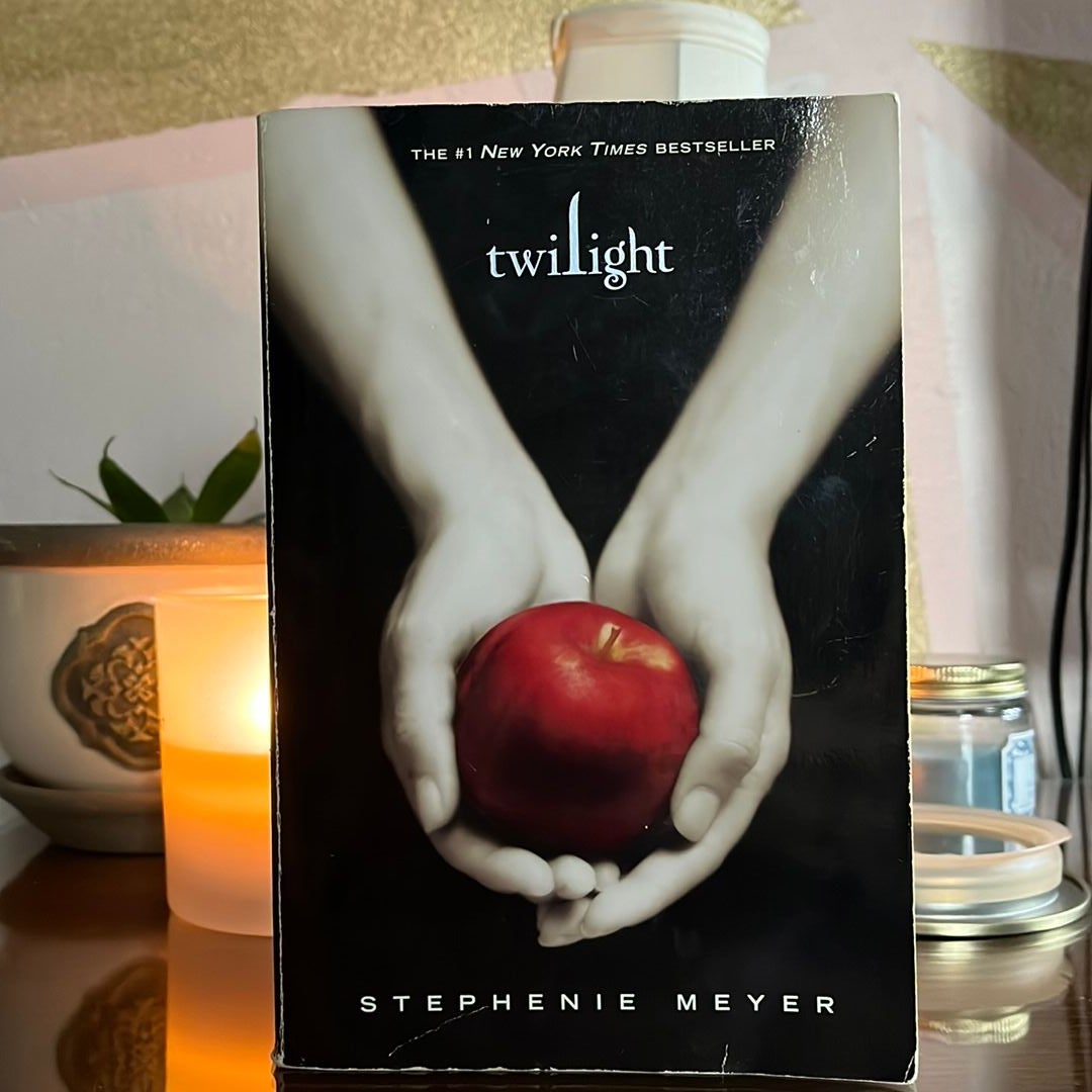  Twilight (The Twilight Saga, Book 1): 9780316015844: Stephenie  Meyer: Books