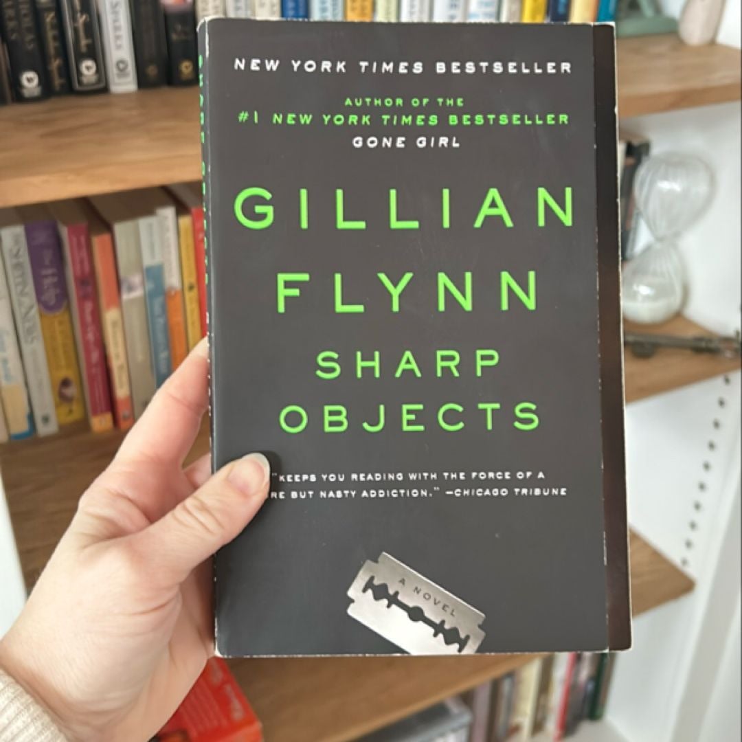 Sharp Objects by Gillian Flynn, Paperback | Pangobooks