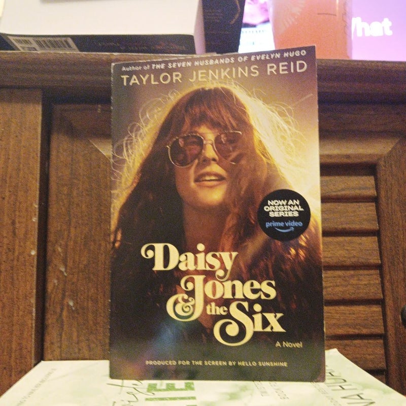 Daisy Jones and the Six (TV Tie-In Edition)