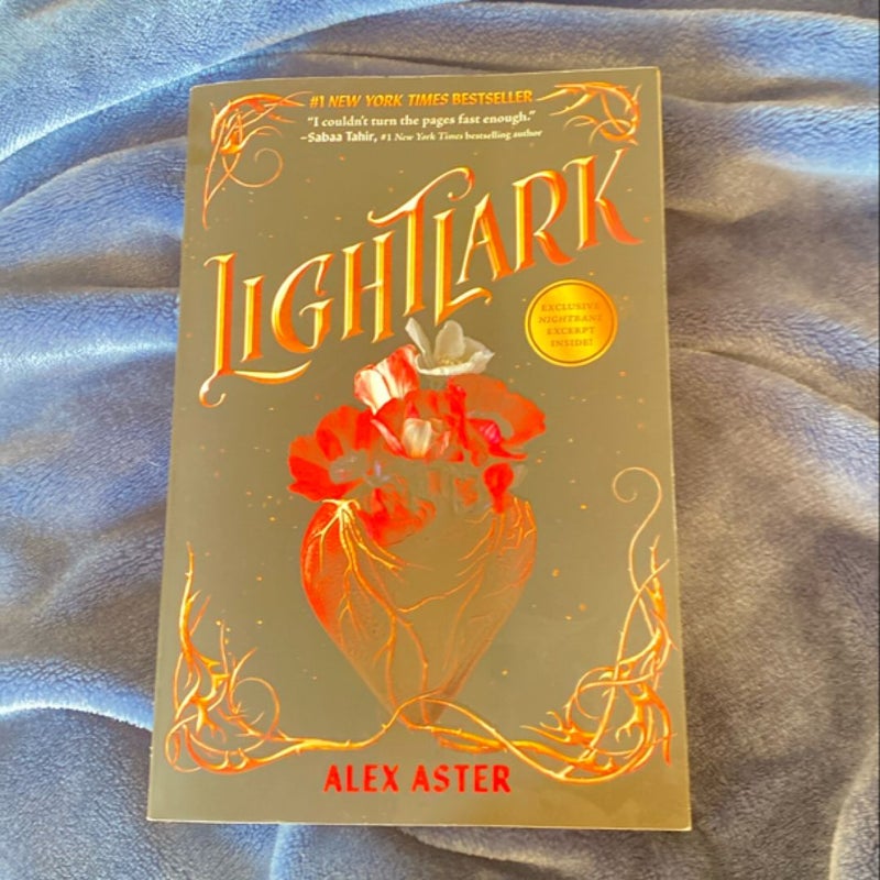 Lightlark (the Lightlark Saga Book 1)