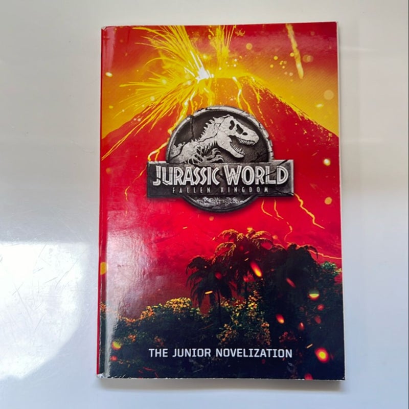 Jurassic World: Fallen Kingdom: the Junior Novelization (Jurassic World: Fallen Kingdom)