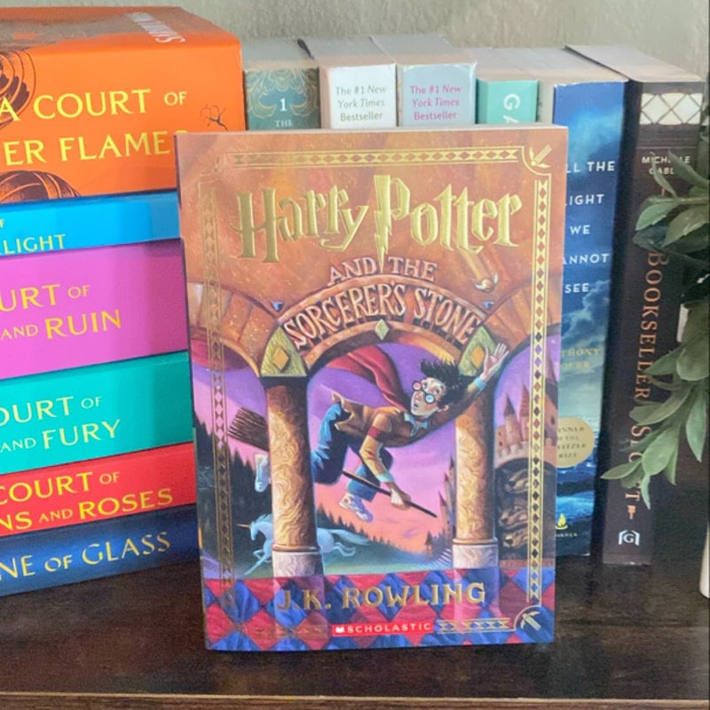 Harry Potter and the Sorcerer's Stone (Harry Potter, Book 1)