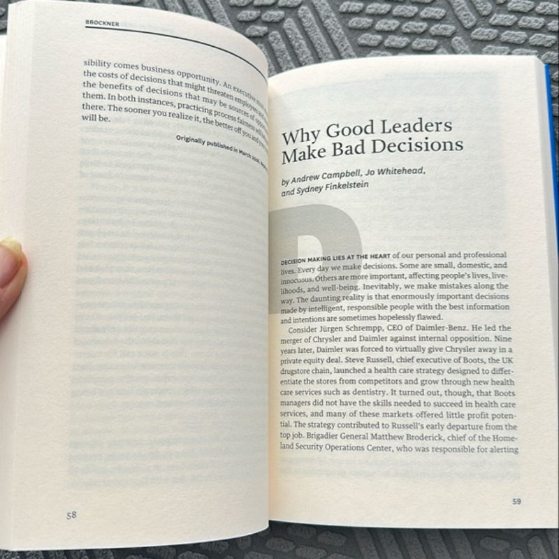 HBR's 10 Must Reads on Emotional Intelligence (with Featured Article What Makes a Leader? by Daniel Goleman)(HBR's 10 Must Reads)