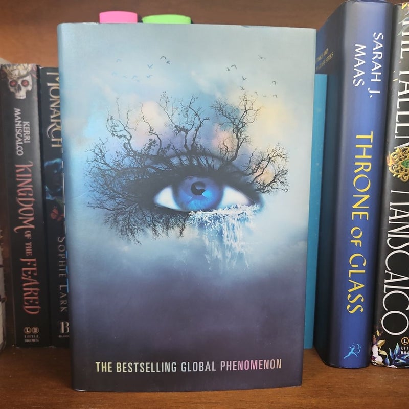 Shatter Me Collector's Deluxe Limited Edition