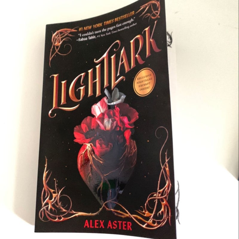 Lightlark (the Lightlark Saga Book 1)