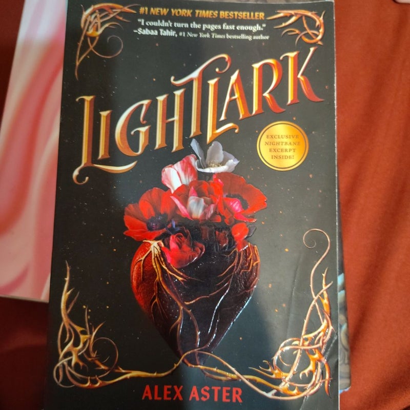 Lightlark (the Lightlark Saga Book 1)