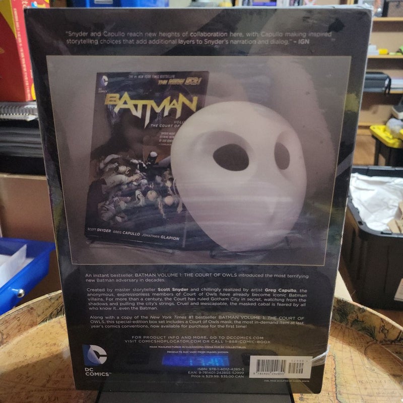 Batman: the Court of Owls Mask and Book Set (the New 52)