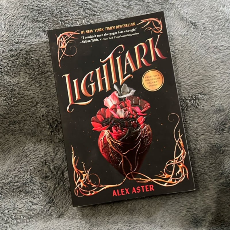 Lightlark (the Lightlark Saga Book 1)