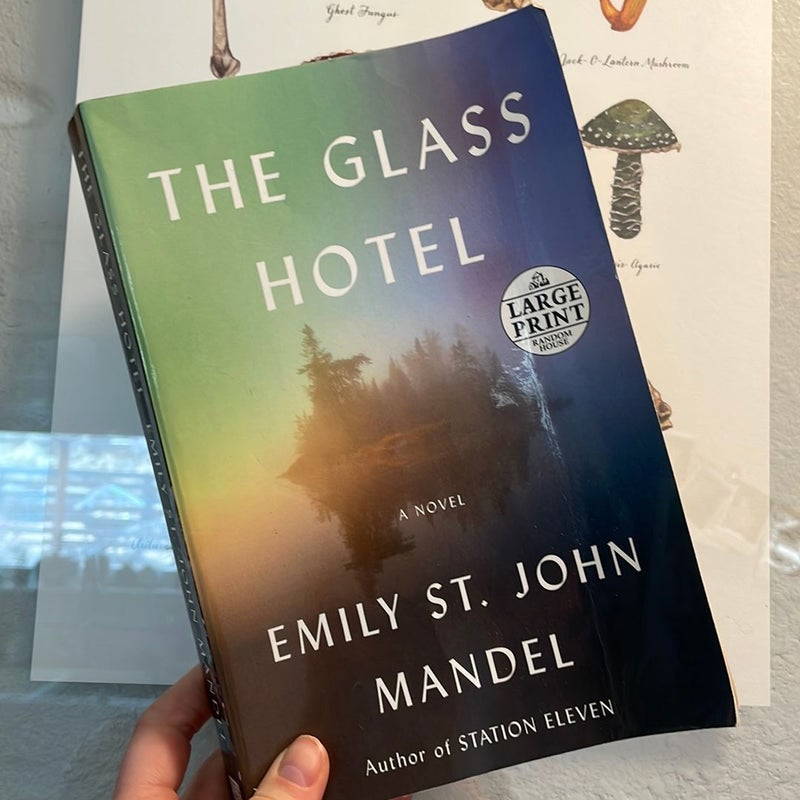 The Glass Hotel: large print edition