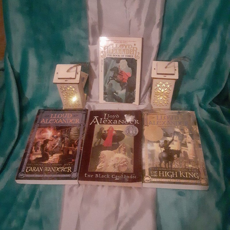 Complete set Chronicles of Pyrdain 1,2,3,4,5 Lloyd Alexander, Book of 3  ,Black Cauldron, High King, Taran Wanderer. 
Black Cauldron