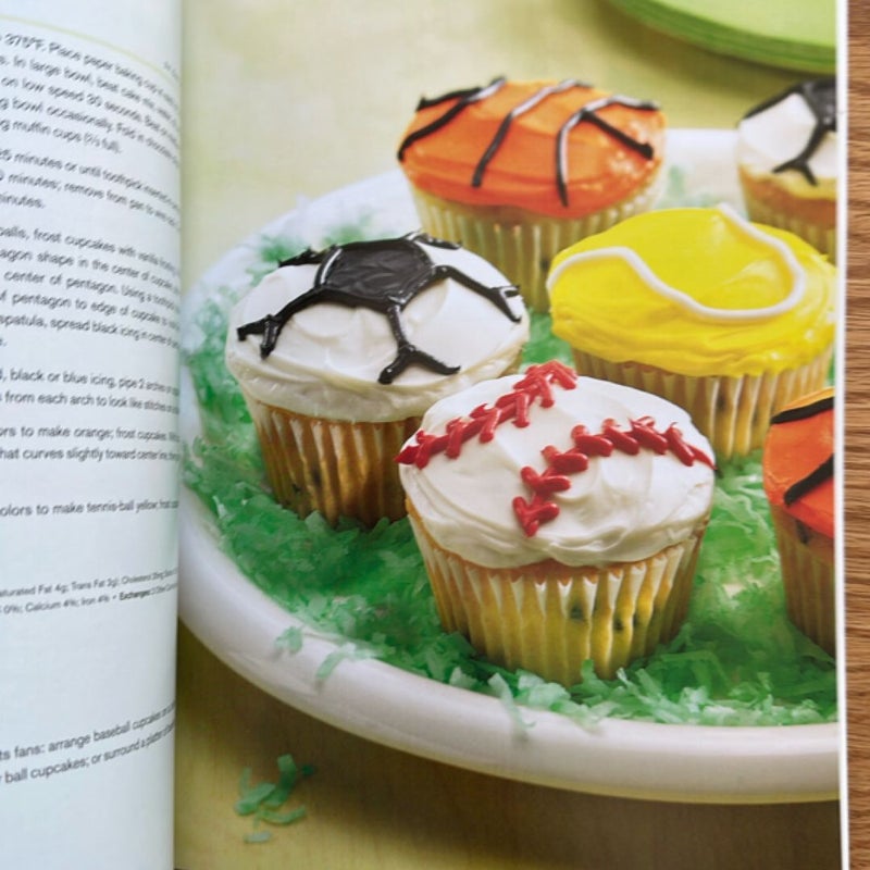 Betty Crocker Decorating Cakes and Cupcakes