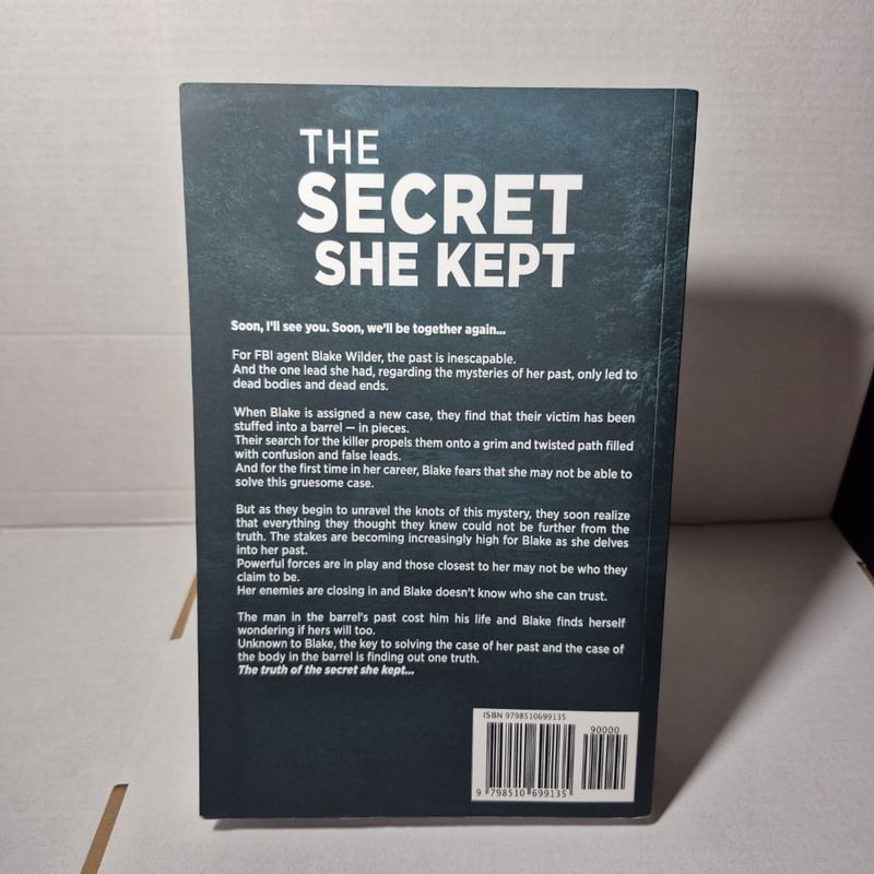 The Secret She Kept by Elle Gray