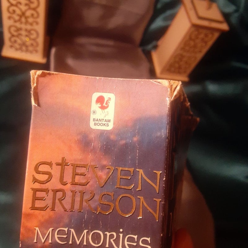 Memories of Ice (A Tale of the Malazan Book of the Fallen volume 3) UK EDITION!