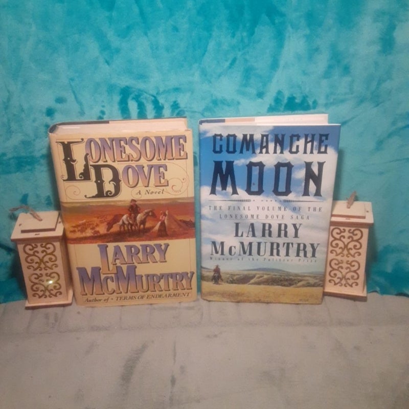 2 Hardcover Books By Larry McMurtry! Both with dust jackets. =0

~ Lonesome Dove : 2nd printing, with the page 621 typo Error! Book has some reading wear & age spots on top. In good shape.

~ Comanche Moon : 1st printing, some shelf wear & sticker remains on DJ. Pencil inscription on 1st page, in very good shape