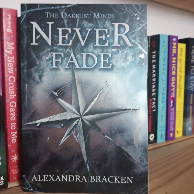 Never Fade (a Darkest Minds Novel)