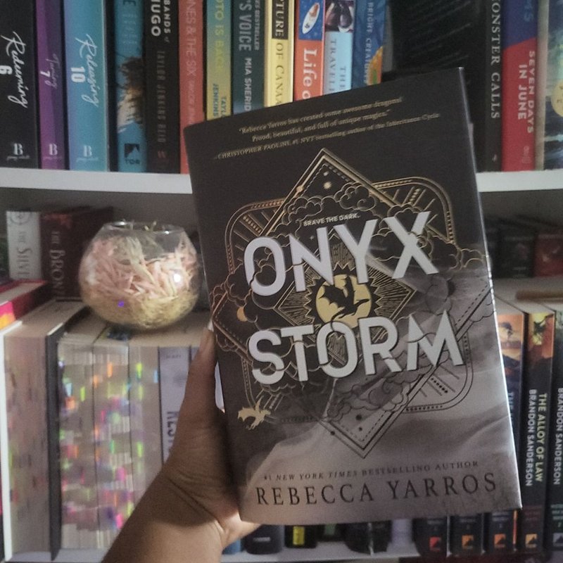 Onyx Storm (Standard Edition)