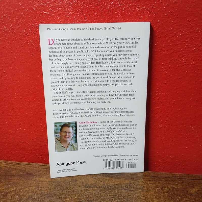 Confronting the Controversies - Small-Group Leader's Guide : Biblical Perspec...