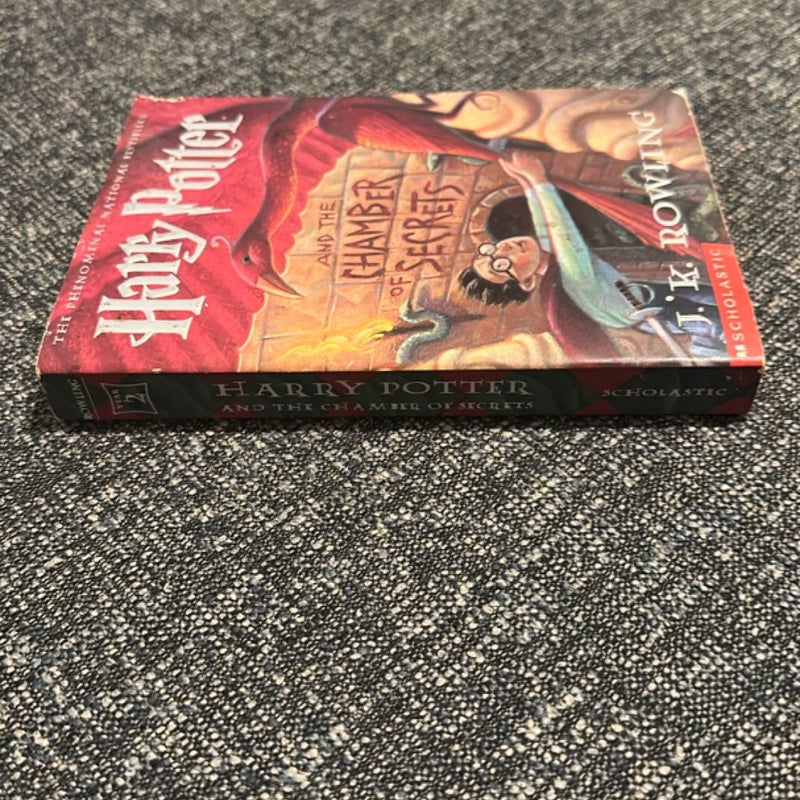 Harry Potter and the Chamber of Secrets (Harry Potter, Book 2)