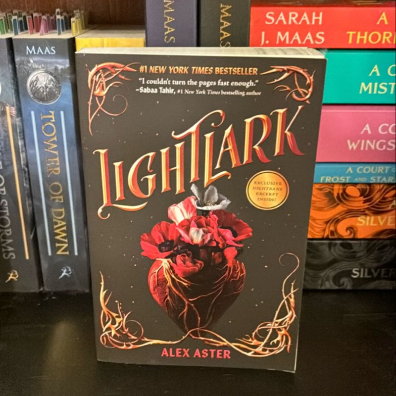 Lightlark (the Lightlark Saga Book 1)