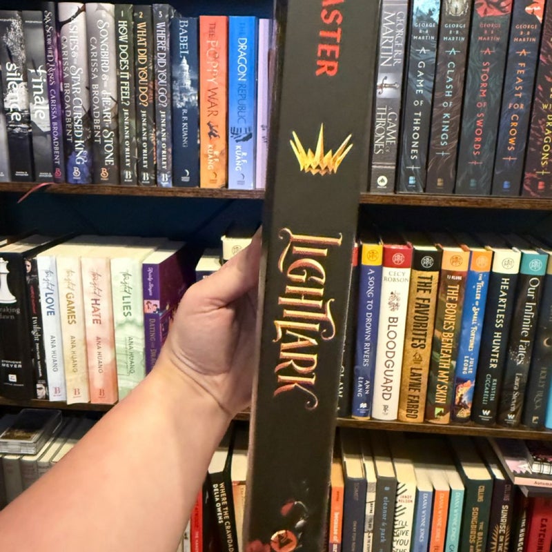 Lightlark (the Lightlark Saga Book 1)