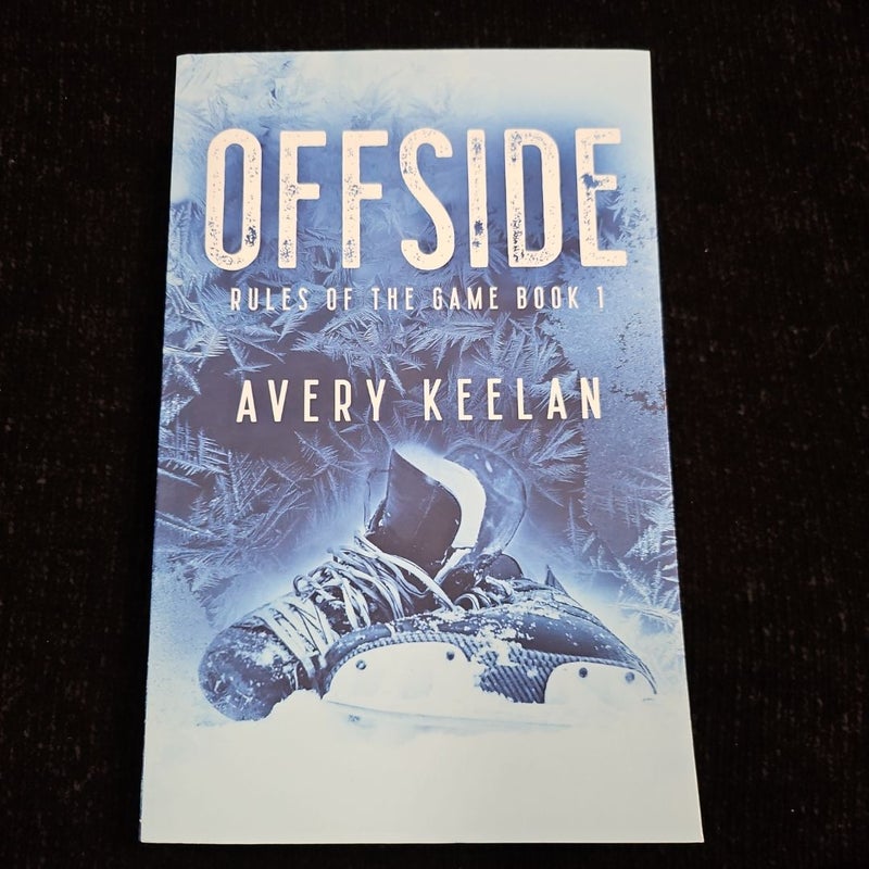 Offside OOP Cover by Avery Keelan , Paperback | Pangobooks
