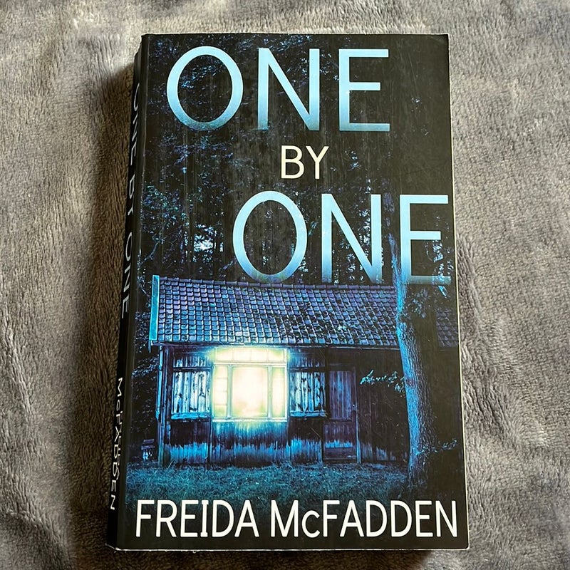 One by one by Freida Mcfadden, Paperback | Pangobooks