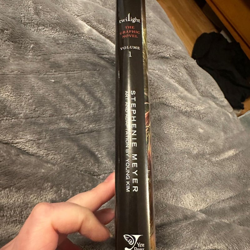 Twilight Volume 1 First Edition Graphic Novel Stephenie Meyer Young Kim
