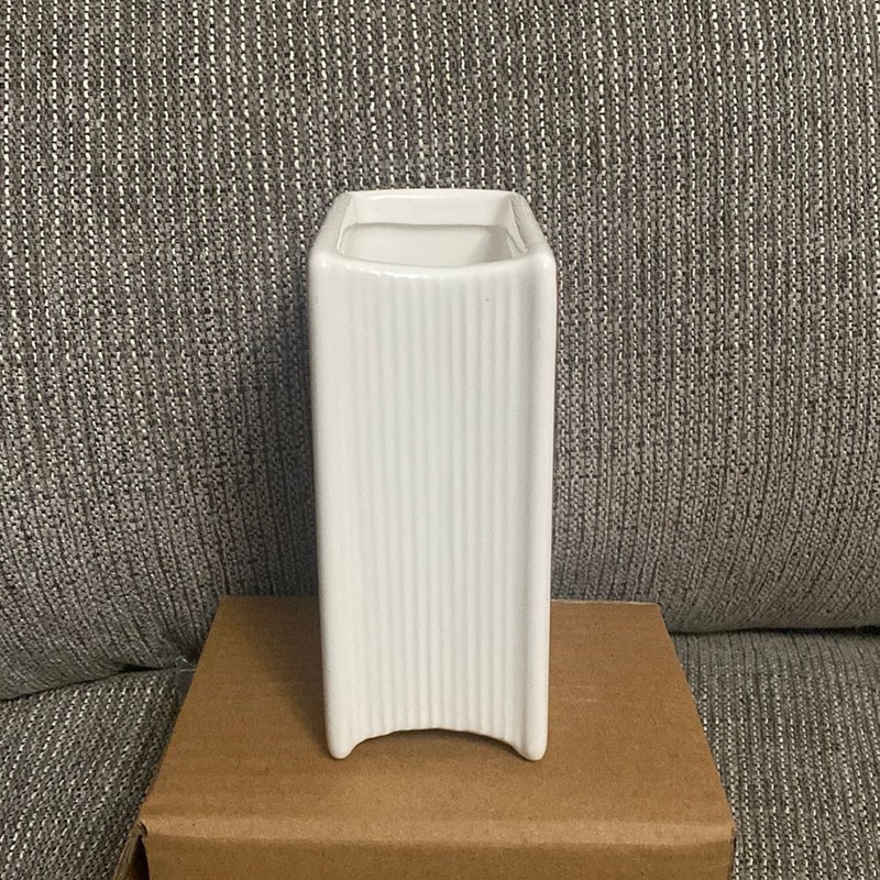 Illumicrate Book Orange Pot