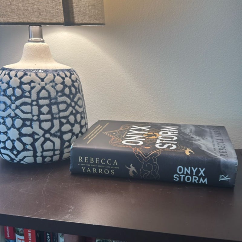 Onyx Storm (Standard Edition)