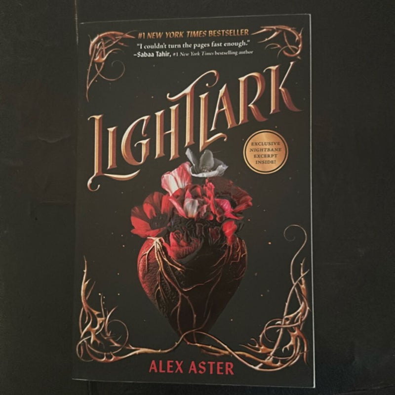 Lightlark (the Lightlark Saga Book 1)